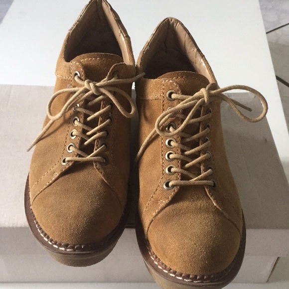 B . Makowsky Sneakers - Picture 5 of 7